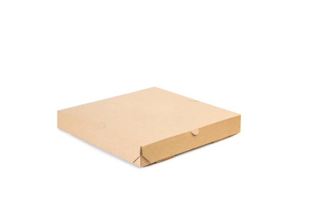 Коричневая картонная коробка пиццы на белом фоне с копировальным местом - Фото, изображение