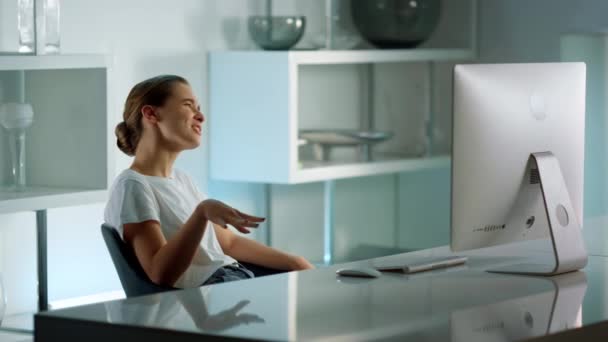 Menina relaxada fazendo videochamada com um amigo em casa. Estudante alegre conversando  - Filmagem, Vídeo