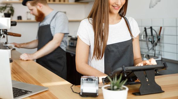 Coffee Business Concept - hermosa camarera caucásica barista o gerente Publicar orden en el menú de tabletas digitales en la cafetería moderna
. - Foto, imagen