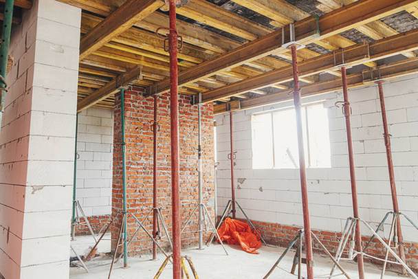 Deckenschalung für Betongießen. Betonplatten-Konstruktion für die Decke auf der Baustelle. Prozess des Hausbaus, Bauschalung - Foto, Bild