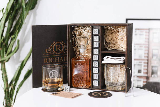 large gift set for whiskey in a dark box made of natural wood - Foto, Imagem