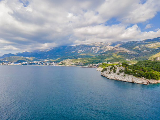 Letecký pohled na mořské vlny a fantastické skalnaté pobřeží, Černá Hora - Fotografie, Obrázek