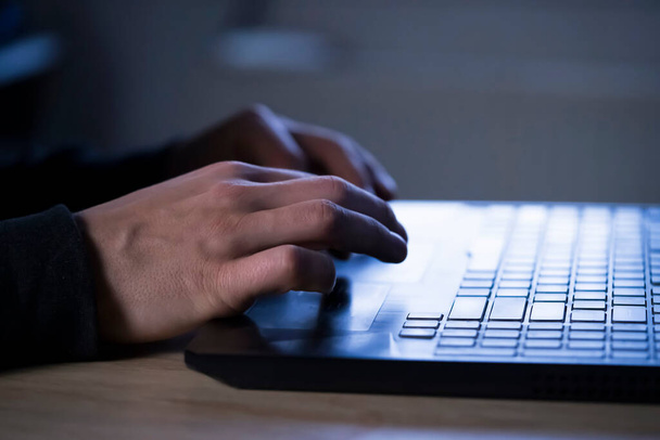 Ο άνθρωπος πληκτρολογεί σε ένα πληκτρολόγιο laptop, χέρια closeup. - Φωτογραφία, εικόνα