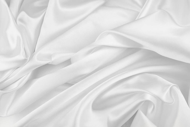 波打つような白い絹の生地の質感のクローズアップ - 写真・画像