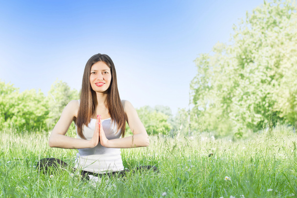 Mulher de ioga ao ar livre
 - Foto, Imagem