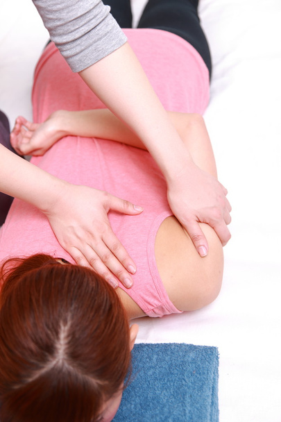 Woman getting chiropractic - Zdjęcie, obraz