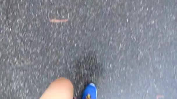 Egyetlen futó futás zuhany az úton - Felvétel, videó