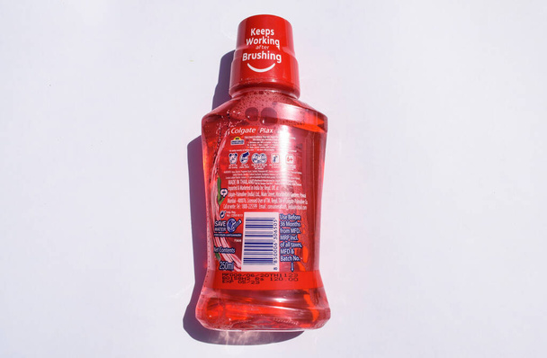 Flasche Colgate Plax Max frische antibakterielle Mundspülung der Marke Colgate von Palmolive in der Farbe Spicy Fresh Aroma rot. Rückseite von Colgate mundfrisch - Foto, Bild