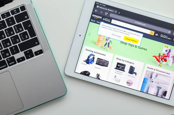 Пало-Альто, США - 20 апреля 2022 года: онлайн-сервис покупок Amazon на экране. iPad Iphone Macbook был создан и разработан компанией Apple inc. - Фото, изображение