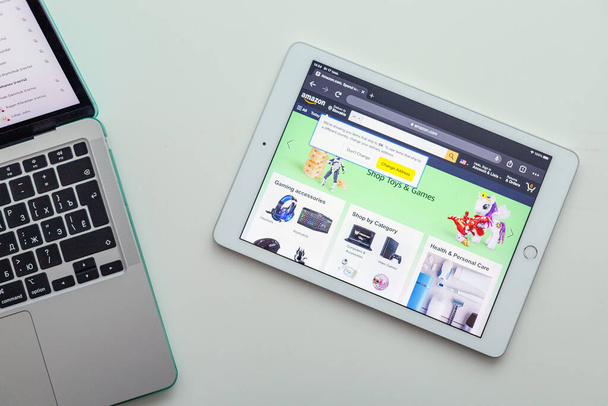 Palo Alto, USA - 20 aprile 2022: Servizio di shopping online Amazon sullo schermo. iPad Iphone Macbook è stato creato e sviluppato da Apple Inc. - Foto, immagini