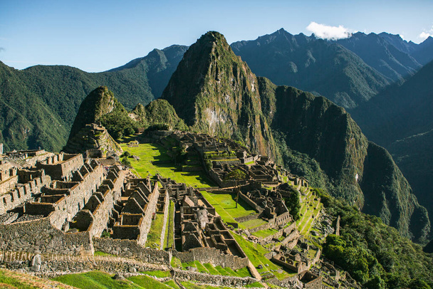 Cuda świata Machu Picchu w Peru. Piękny krajobraz w Andach Góry z Inków świętych ruin miasta.  - Zdjęcie, obraz
