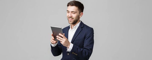 Businessconcept - portret knappe Business man spelen digitale tablet met vertrouwen gezicht lachend. Witte achtergrond. Kopiëren van ruimte. - Foto, afbeelding
