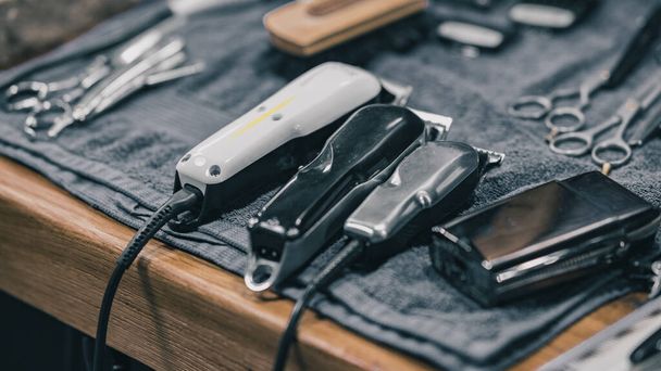 Collection of different appliances that barber uses, such as scissors, razors, combs etc all laid out on a table. - Foto, immagini