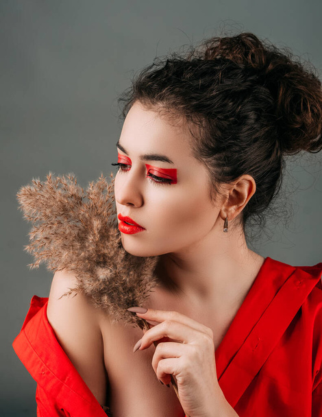 beautiful curly girl with red makeup - Fotografie, Obrázek