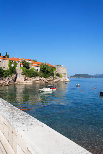 Kuuluisa arkkitehtoninen muistomerkki saaren keinona St. Stephen St. Stephen Adrianmerellä, Montenegro. Merellä tapahtuvan virkistyksen käsite - Valokuva, kuva