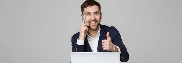 Business Concept - Ritratto Bello Uomo d'affari che mostra tonfo e sorridente volto fiducioso di fronte al suo computer portatile. Sfondo bianco.Copia spazio
. - Foto, immagini