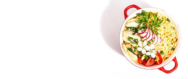 Азійська локшина з куркою, овочами та травами ізольована на білому тлі. Традиційний японський суп з бульйоном і вишневою квіткою. - Фото, зображення
