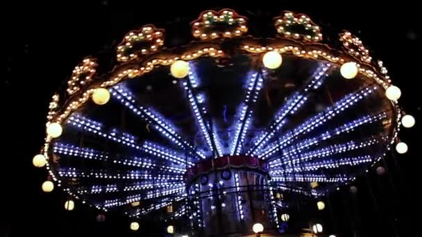 Carrusel Debajo de la Torre Eiffel en Twilight, un carrusel de estilo francés anticuado, Carrousel, Merry-go-Round, en la noche en París, Francia. A cámara lenta. Resolución 4K. - Imágenes, Vídeo