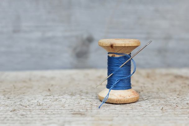 Vintage reel of thread and needle - Zdjęcie, obraz