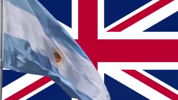 Argentinská vlajka a vlajka Spojeného království, koncepce přátelství a mezinárodní vztahy mezi zeměmi.  - Záběry, video