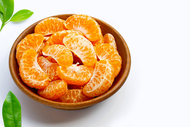 Orangefarbene Segmente auf weißem Hintergrund.  - Foto, Bild