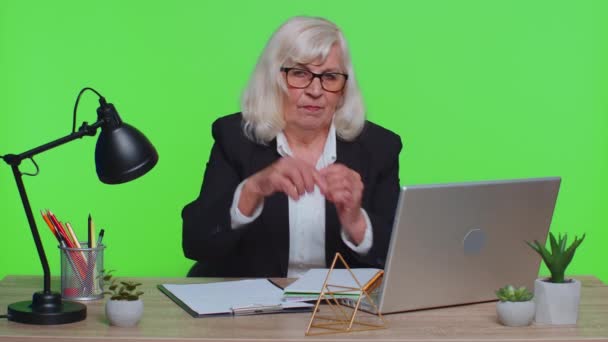 Unavená vážně naštvaný senior businesswoman ukazující time out gesto, limit nebo stop znamení, žádný tlak - Záběry, video