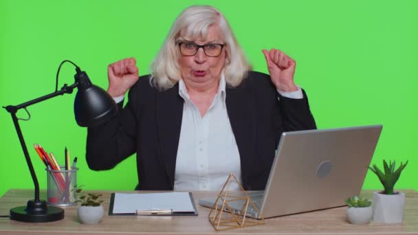 Senior office businesswoman showing biceps, looking confident, feeling power strength to success win - Záběry, video