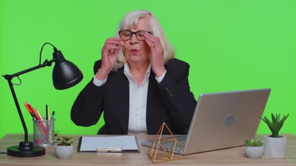 Unzufriedene Seniorin reibt Schläfen, um Kopfschmerzproblem zu heilen und leidet an Migräne - Filmmaterial, Video