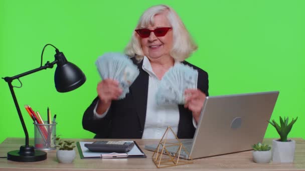 Podnikatelka kancelář účetní slaví obchodní úspěch tanec s hromadou peněz dolarů v hotovosti - Záběry, video