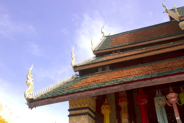 Ταϊλανδέζικο στιλ τέχνης στη στέγη σε ναό, Ταϊλάνδη - Φωτογραφία, εικόνα