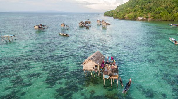 Mooie luchtfoto borneo zee zigeuner water dorp in Mabul Bodgaya Island, Maleisië. - Foto, afbeelding