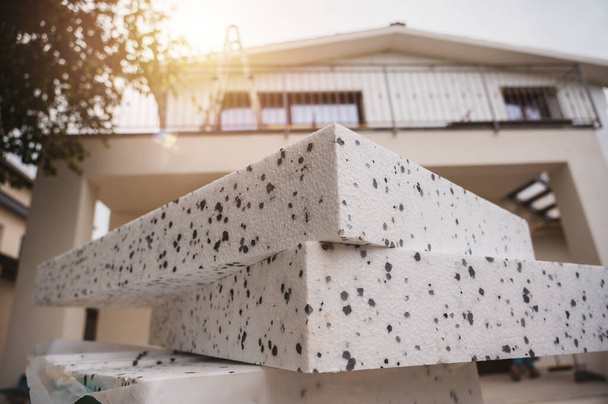Polystyrene thermal cladding for energy saving on a construction site - 写真・画像