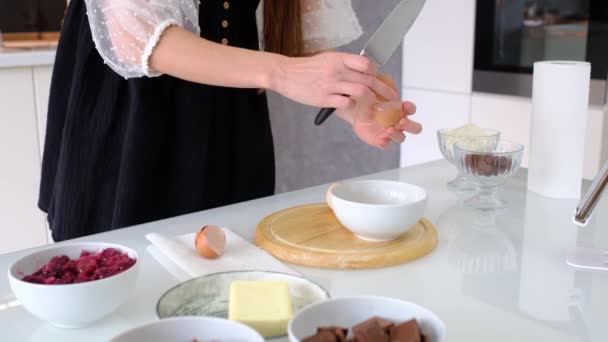 cerrar tiro mujer haciendo pastel en cocina - Imágenes, Vídeo