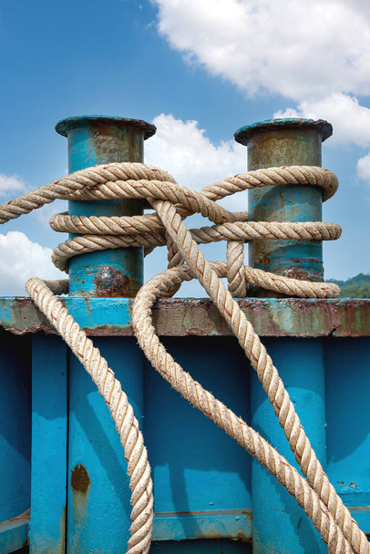 The rope anchored the boat into the harbor. - 写真・画像