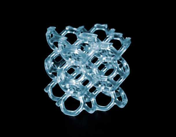 Modelo abstracto impreso en primer plano de la impresora 3D. Fotopolímero de objeto - Foto, Imagen