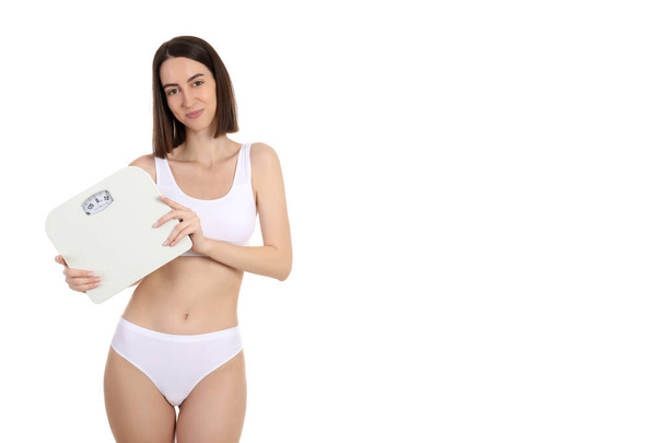 Konzept der Gewichtsabnahme mit dünnem Mädchen, isoliert auf weißem Hintergrund - Foto, Bild