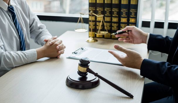 Άνδρες δικηγόροι ή ένας δικαστής συμβουλεύει τους πελάτες σχετικά με τη δικαστική δικαιοσύνη και δίωξη με κλίμακες, δικαστές Gavel, νομικά έγγραφα έννοια νομικές υπηρεσίες. - Φωτογραφία, εικόνα