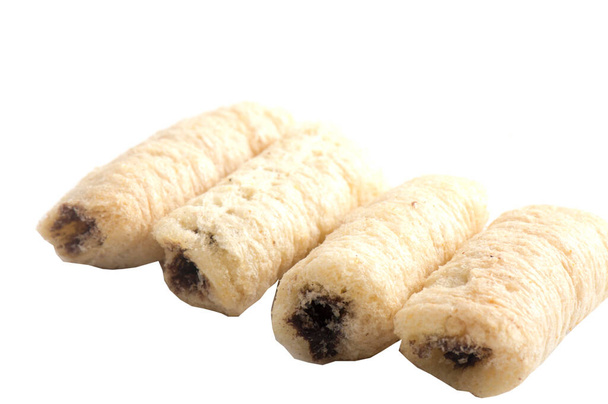 повітряні хрусткі кукурудзяні палички з шоколадною та горіховою начинкою ізольовані на білому
 - Фото, зображення