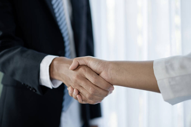 Бизнесмены и предпринимательница пожали друг другу руки после успешной и согласованной встречи. - Фото, изображение