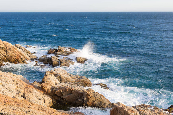 Rotsen en kliffen aan de Costa Brava in de Middellandse Zee in het noorden van Catalonië, Spanje. - Foto, afbeelding