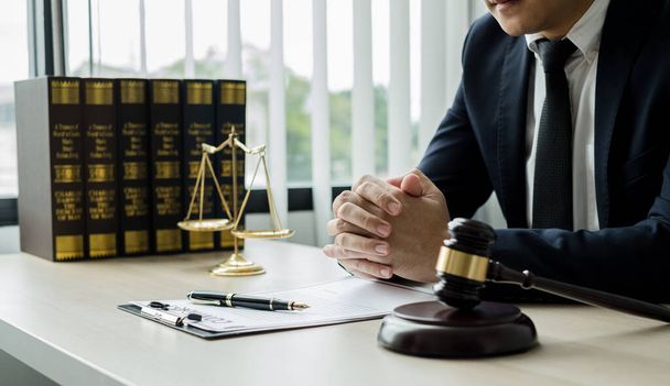 Professionelle Rechtsanwälte arbeiten in einer Anwaltskanzlei Es gibt Waagen, Waagen der Justiz, Richterhaken und Prozessunterlagen. Konzepte von Recht und Gerechtigkeit. - Foto, Bild