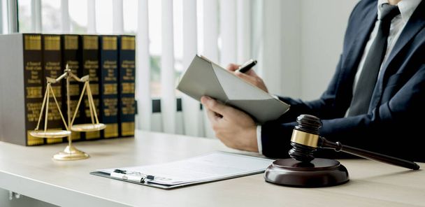 Professionelle Rechtsanwälte arbeiten in einer Anwaltskanzlei Es gibt Waagen, Waagen der Justiz, Richterhaken und Prozessunterlagen. Konzepte von Recht und Gerechtigkeit. - Foto, Bild
