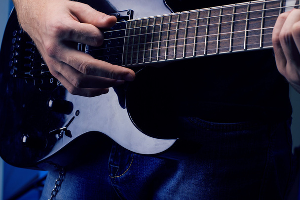 ギターを弾く音楽家 - 写真・画像