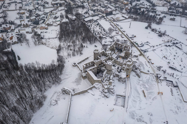 Ruinas del histórico castillo de Ogrodzieniec en el pueblo de Podzamcze, región de Silesia de Polonia - Foto, imagen