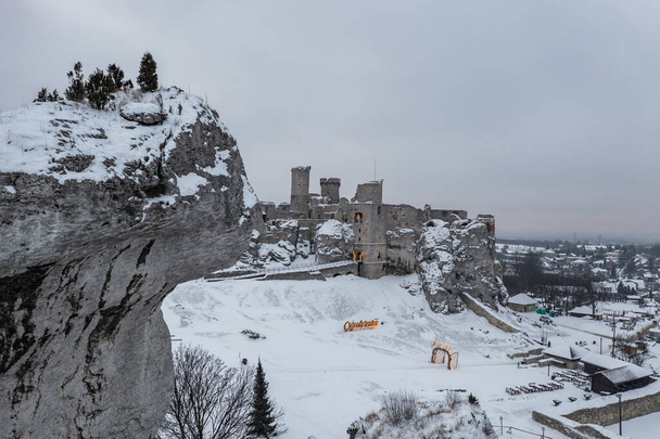 Ruinas del histórico castillo de Ogrodzieniec en el pueblo de Podzamcze en Polonia - Foto, imagen