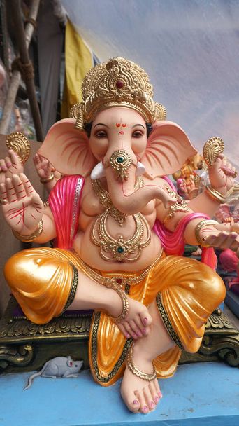 Hint tanrısı Ganesha heykelleri, renklerle kaplandı ve Ganesh Chathurthi 'ye satıldı.. - Fotoğraf, Görsel