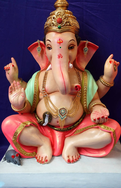 Индийский индуистский бог Ганеша статуи, покрытые цветами и продаваемые для Ганеш Chathurthi. - Фото, изображение