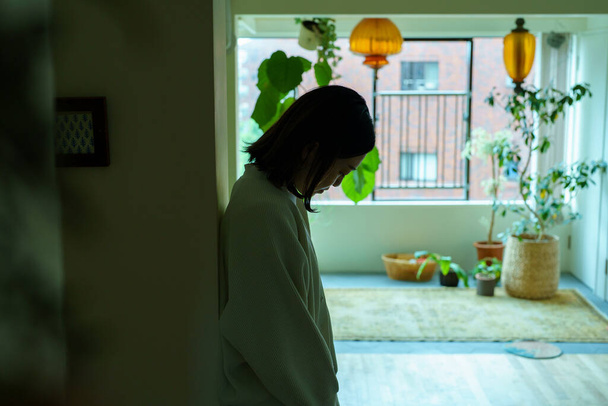 Asiática mujer deprimida en la habitación - Foto, Imagen
