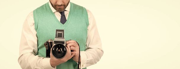 crop man hold ρετρό φωτογραφική μηχανή απομονωμένη σε λευκό φόντο, αντίγραφο χώρο, φωτογράφηση - Φωτογραφία, εικόνα