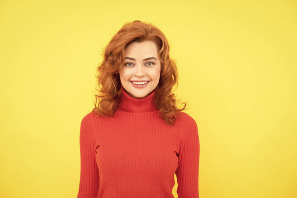 Portrait de belle rousse gaie fille cheveux bouclés souriant en regardant la caméra - Photo, image